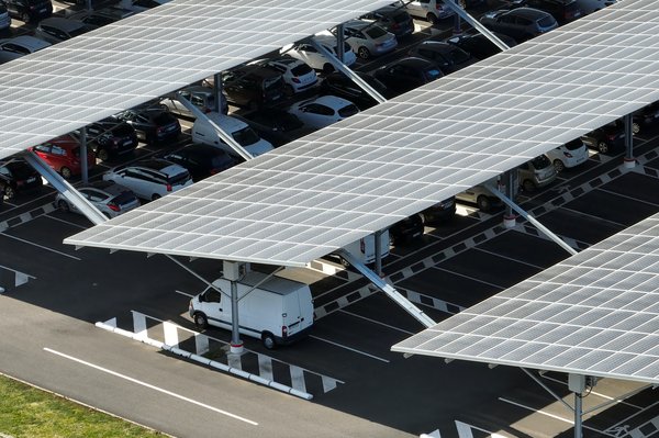 Carport solaire: les informations essentielles à connaitre avant installation